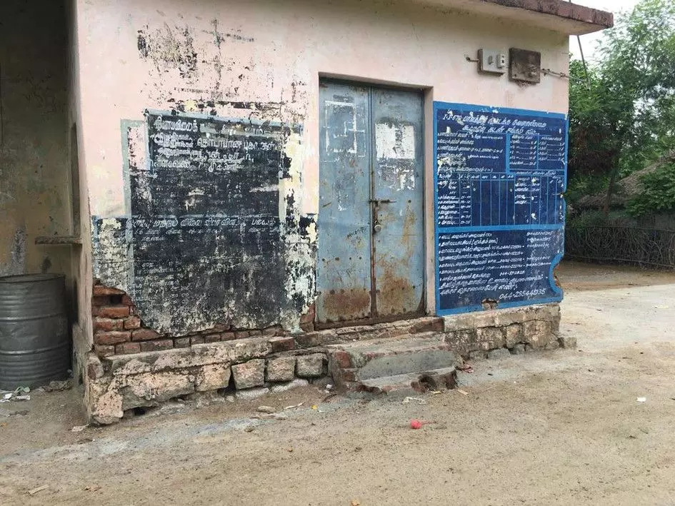 விழும் நிலையில் ரேஷன்கடை