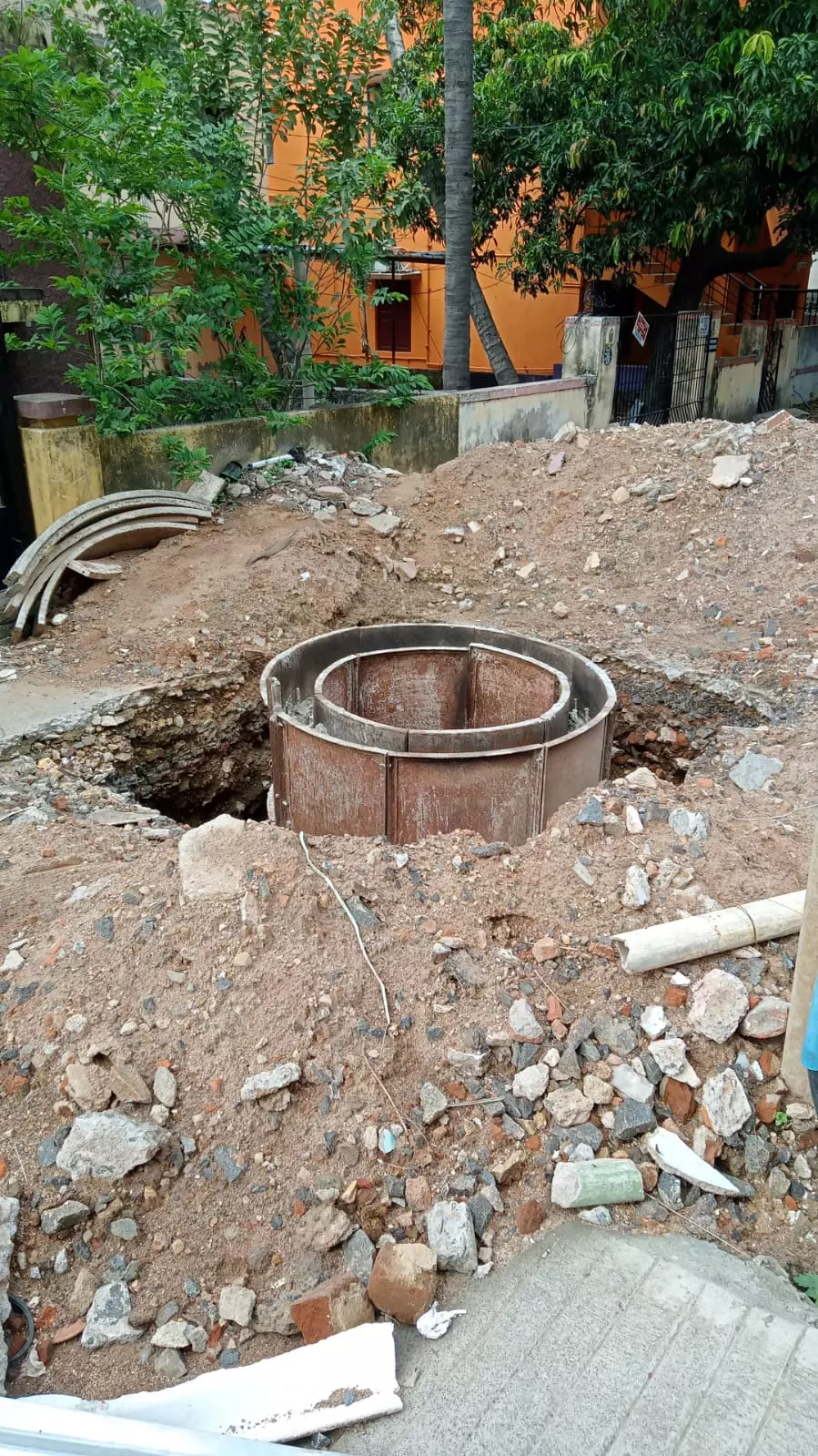 பள்ளம் மூடப்படுமா? பள்ளம் மூடப்படுமா?