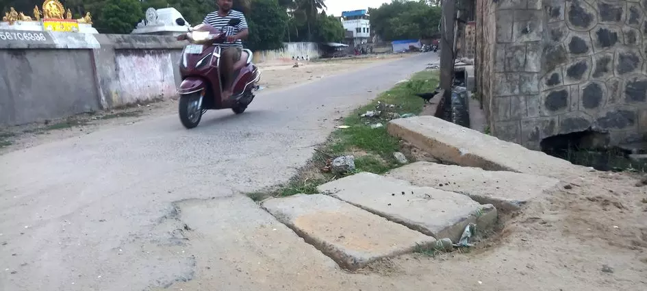 சேதமடைந்த சாக்கடை கால்வாய் சேதமடைந்த சாக்கடை கால்வாய்