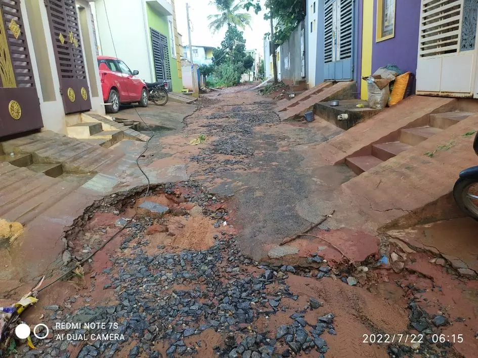 குண்டும், குழியுமான சாலை குண்டும், குழியுமான சாலை