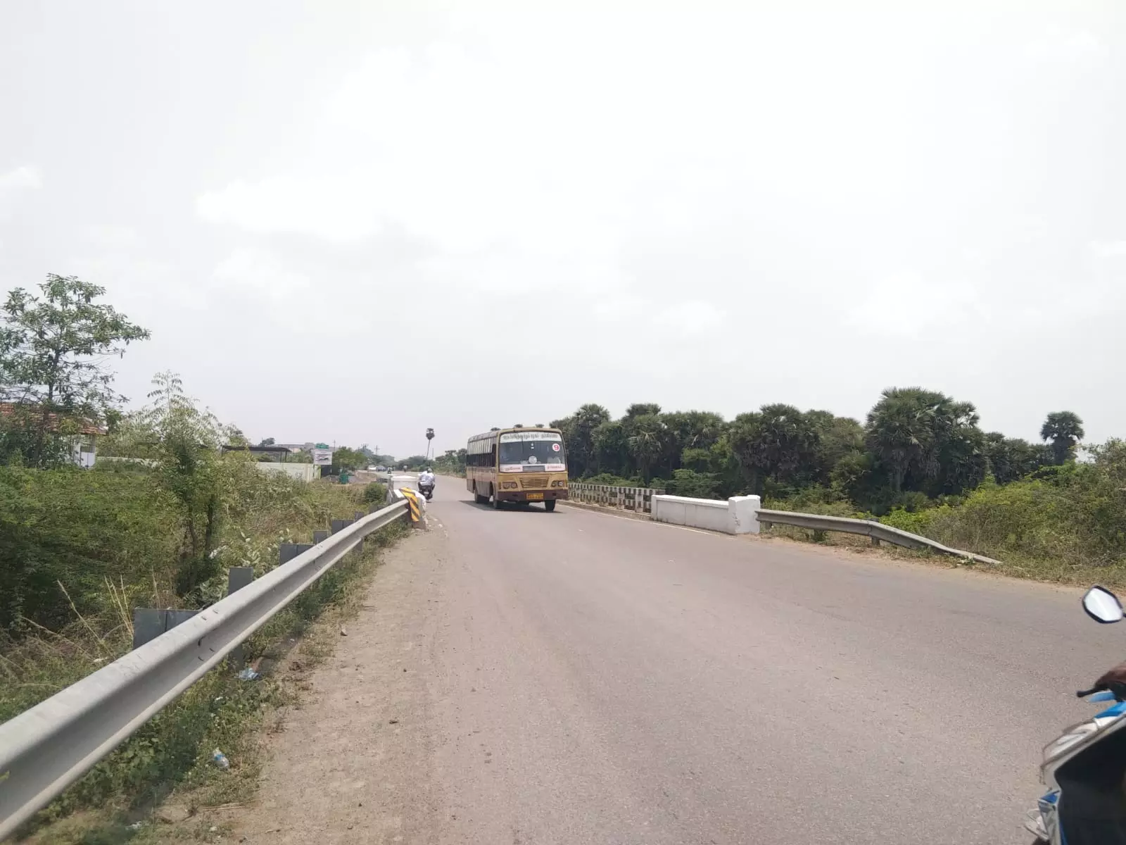 குறுகிய பாலத்தால் போக்குவரத்திற்கு இடையூறு