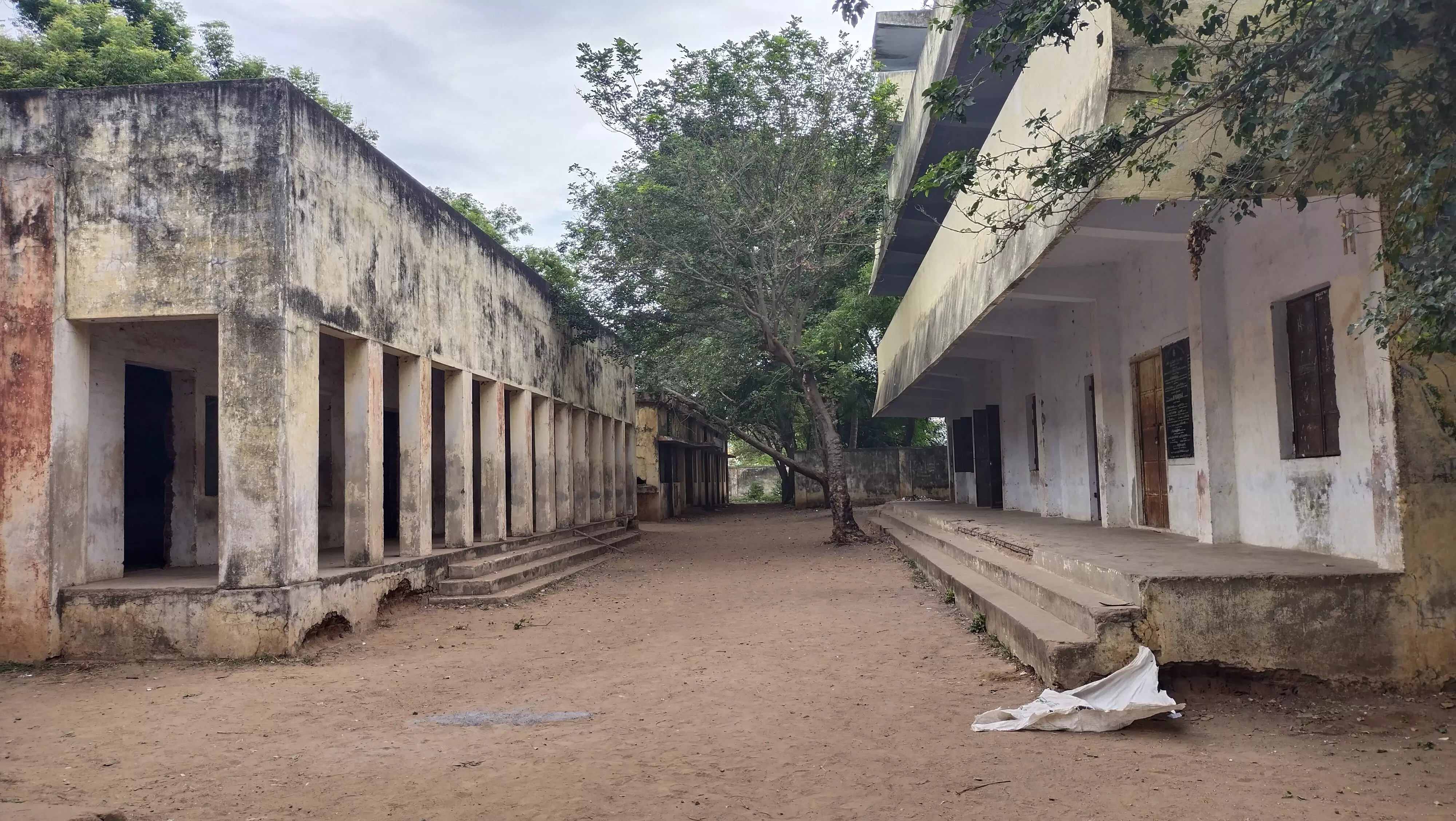 சேதமடைந்த பள்ளி கட்டிடம் சேதமடைந்த பள்ளி கட்டிடம்