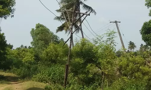 மின்கம்பம் சரிசெய்யப்படுமா?