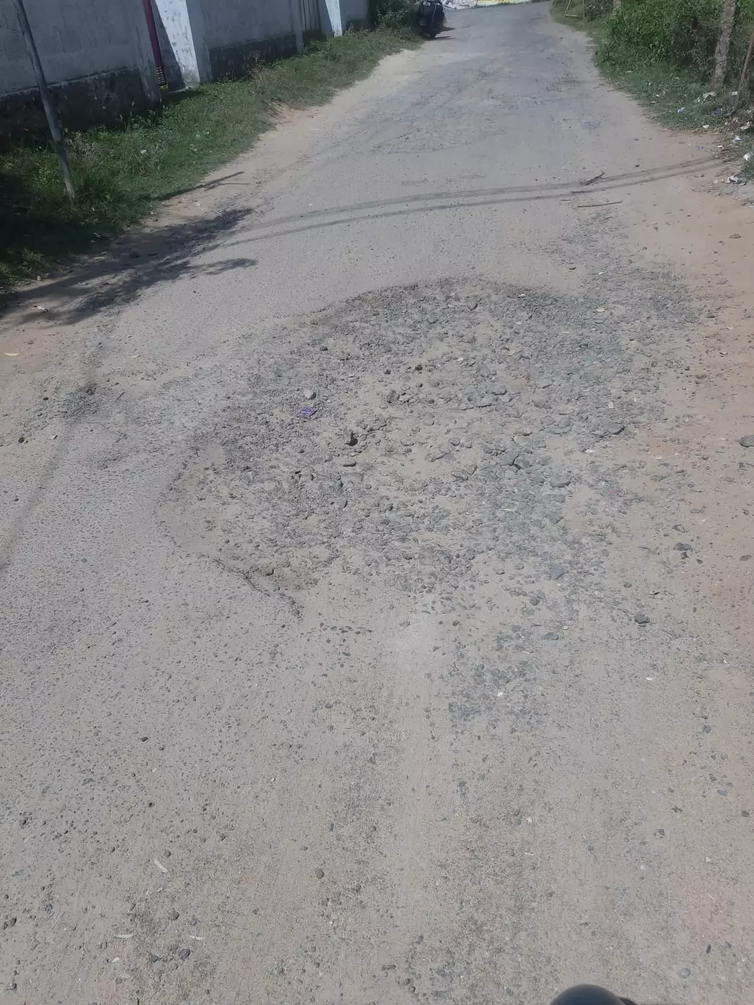 சேதமடைந்த சாலை