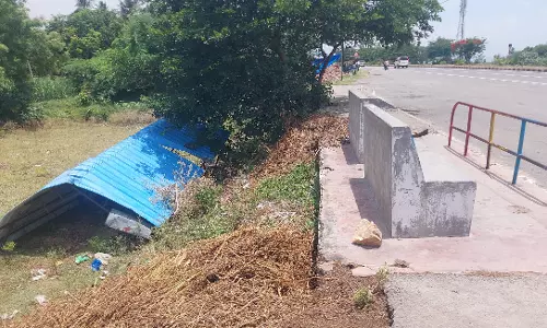 காற்றில் பறந்த மேற்கூரை காற்றில் பறந்த மேற்கூரை