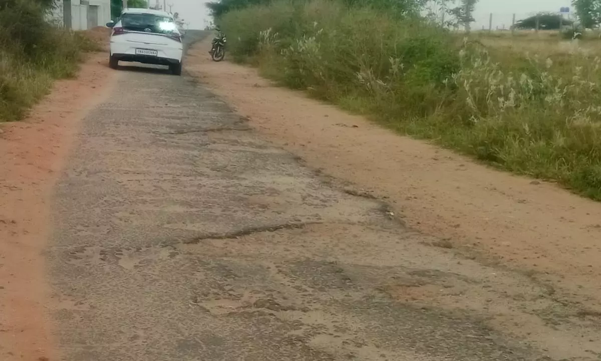 குண்டும், குழியுமான சாலை