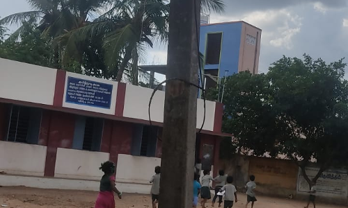 ஆபத்தான நிலையில் இருக்கும் மின்கம்பம்