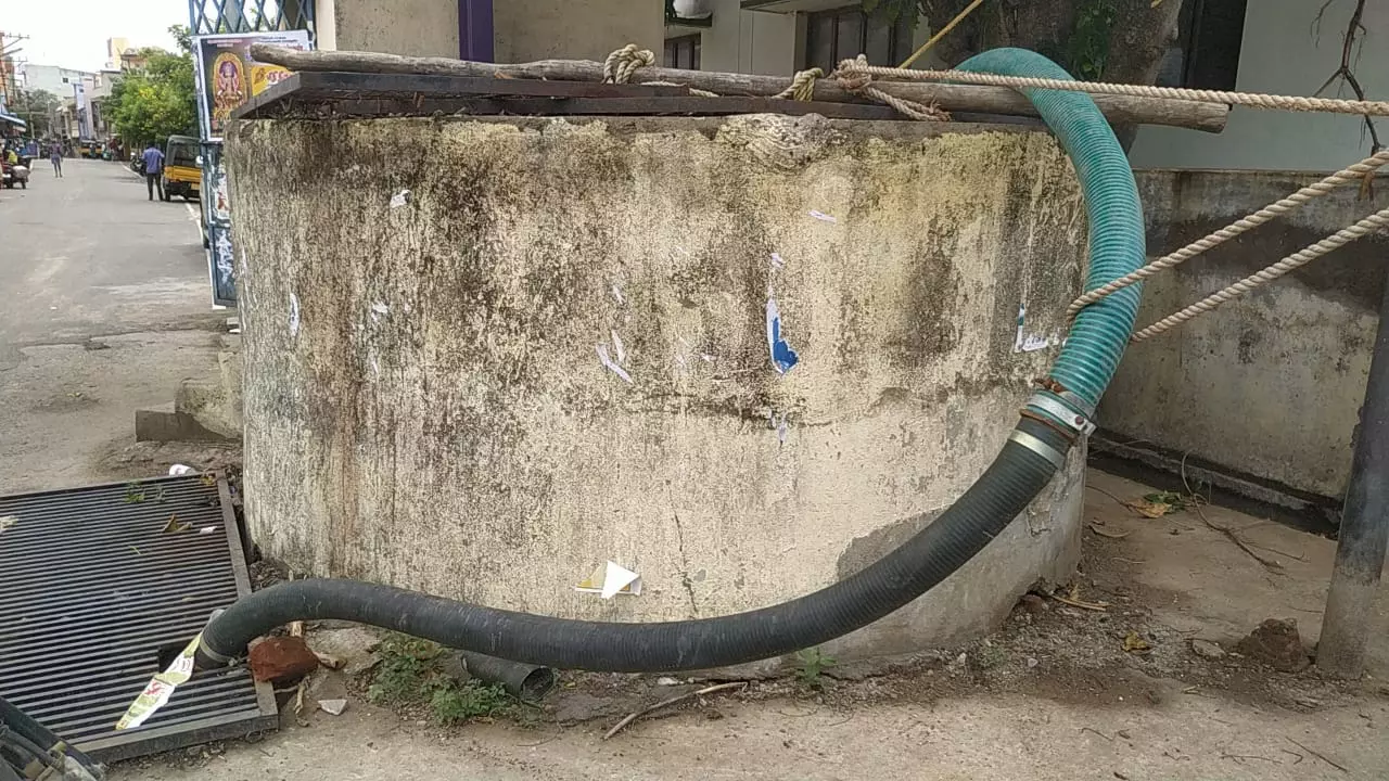 சுத்திகரிப்பு எந்திரம் பழுதால் கழிவுநீர் தொட்டியில் துர்நாற்றம் வீசும் அவலம்