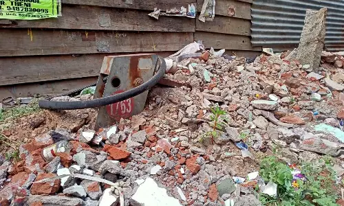 அடி குழாய் மண்ணுக்குள் புதைந்த நிலையில்