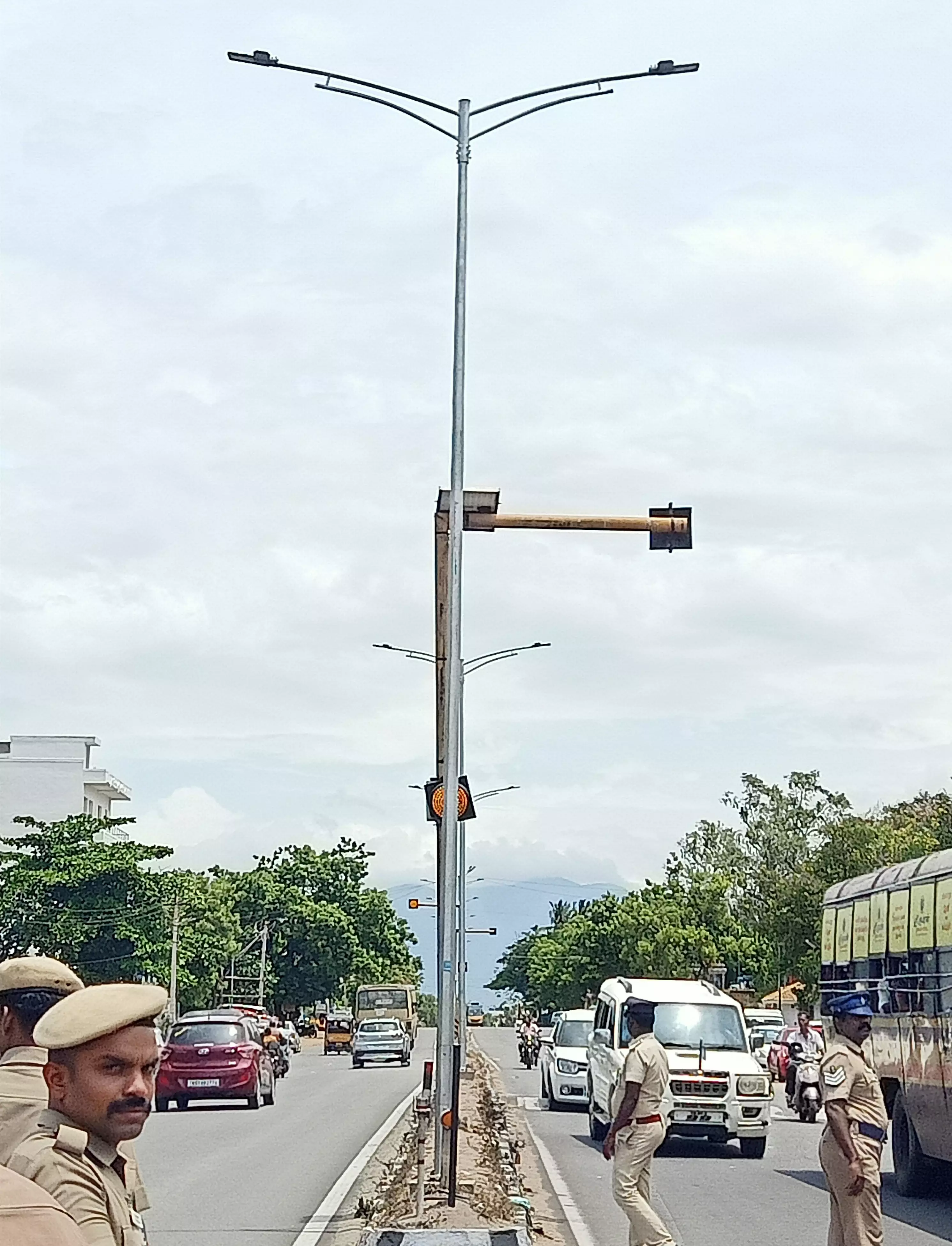 சிக்னலை மறைத்த மின்கம்பம்