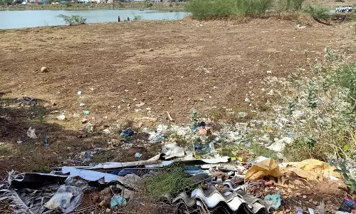 கண்மாயில் கொட்டப்படும் கழிவுகள்