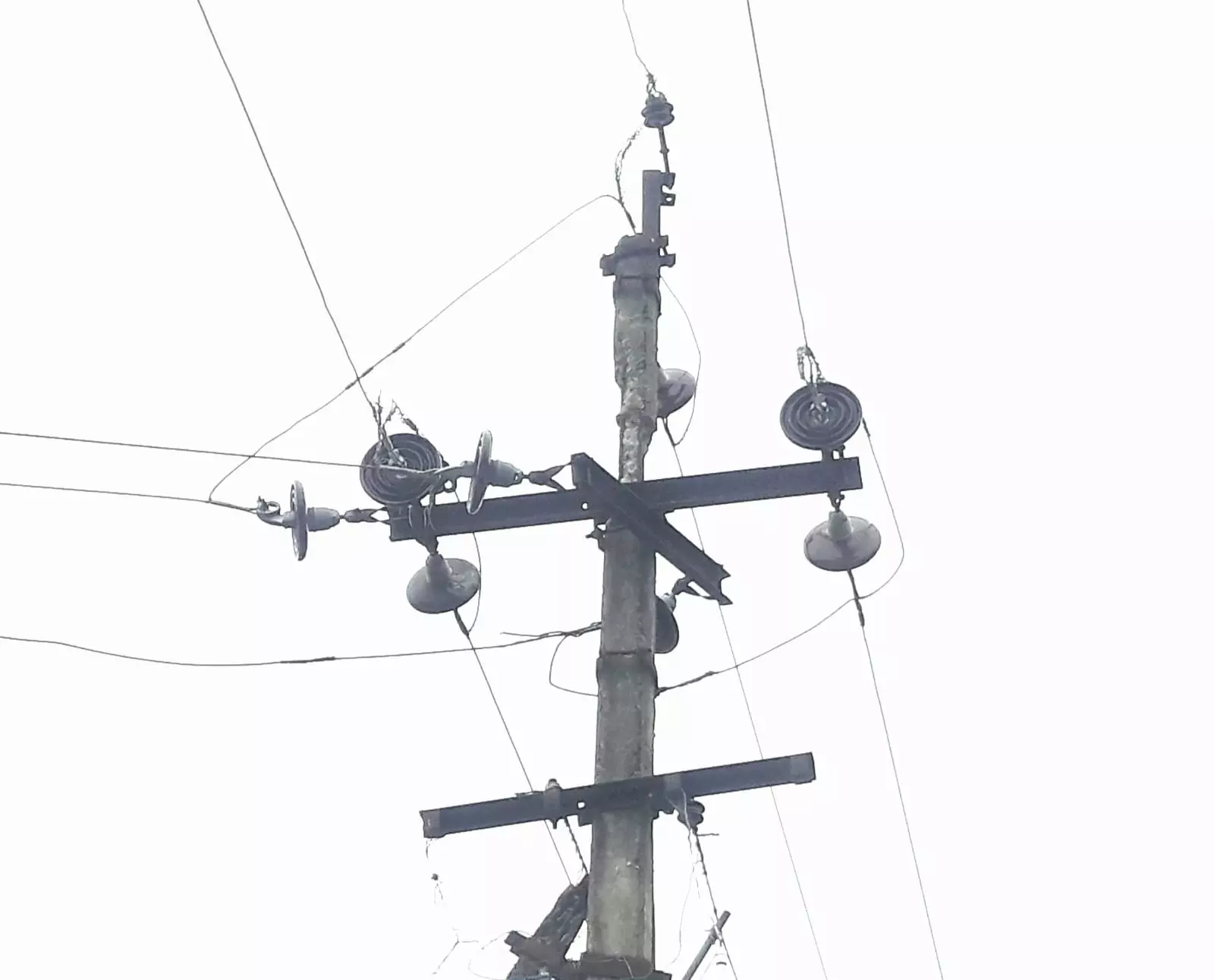 சேதமடைந்த மின் கம்பம் சேதமடைந்த மின் கம்பம்