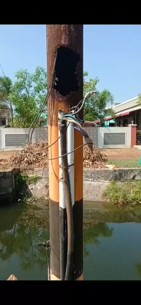 ஆபத்தான நிலையில் மின் கம்பம் ஆபத்தான நிலையில் மின் கம்பம்