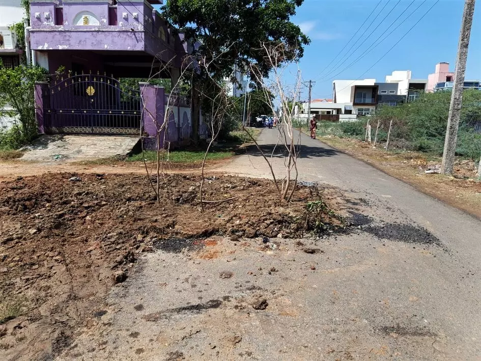 சாலை நடுவே பள்ளம் சாலை நடுவே பள்ளம்