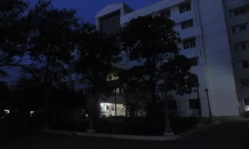 இருளில் மூழ்கிய கல்வித்துறை அலுவலகம் இருளில் மூழ்கிய கல்வித்துறை அலுவலகம்