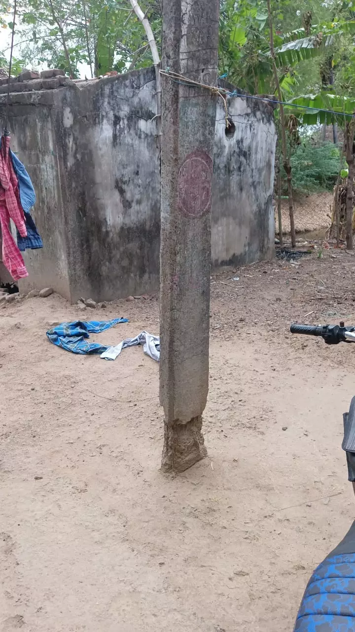 ஆபத்தான மின்கம்பம்