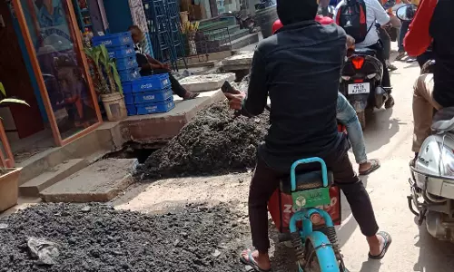 சாலையோரம் குவிக்கப்பட்ட சாக்கடை கழிவுகள்