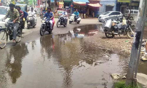 தேங்கி நிற்கும் கழிவு நீர்