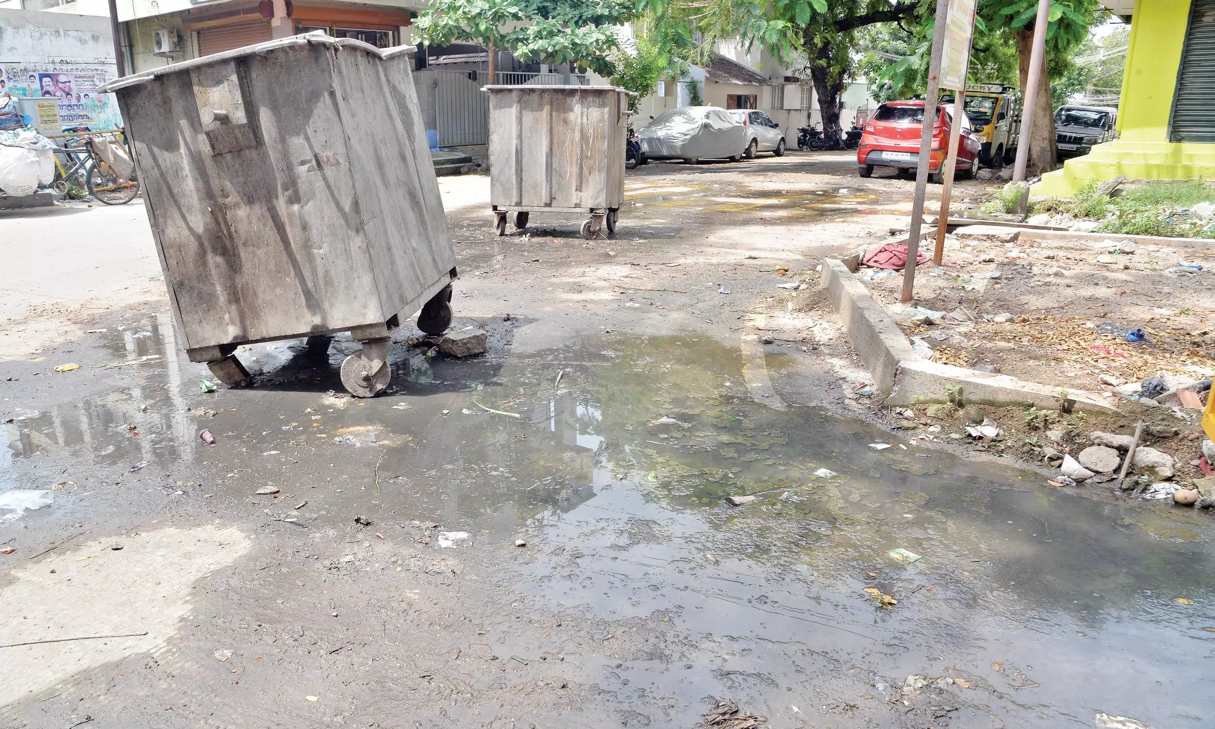 சாலையில் வீணாகும் குடிநீர்