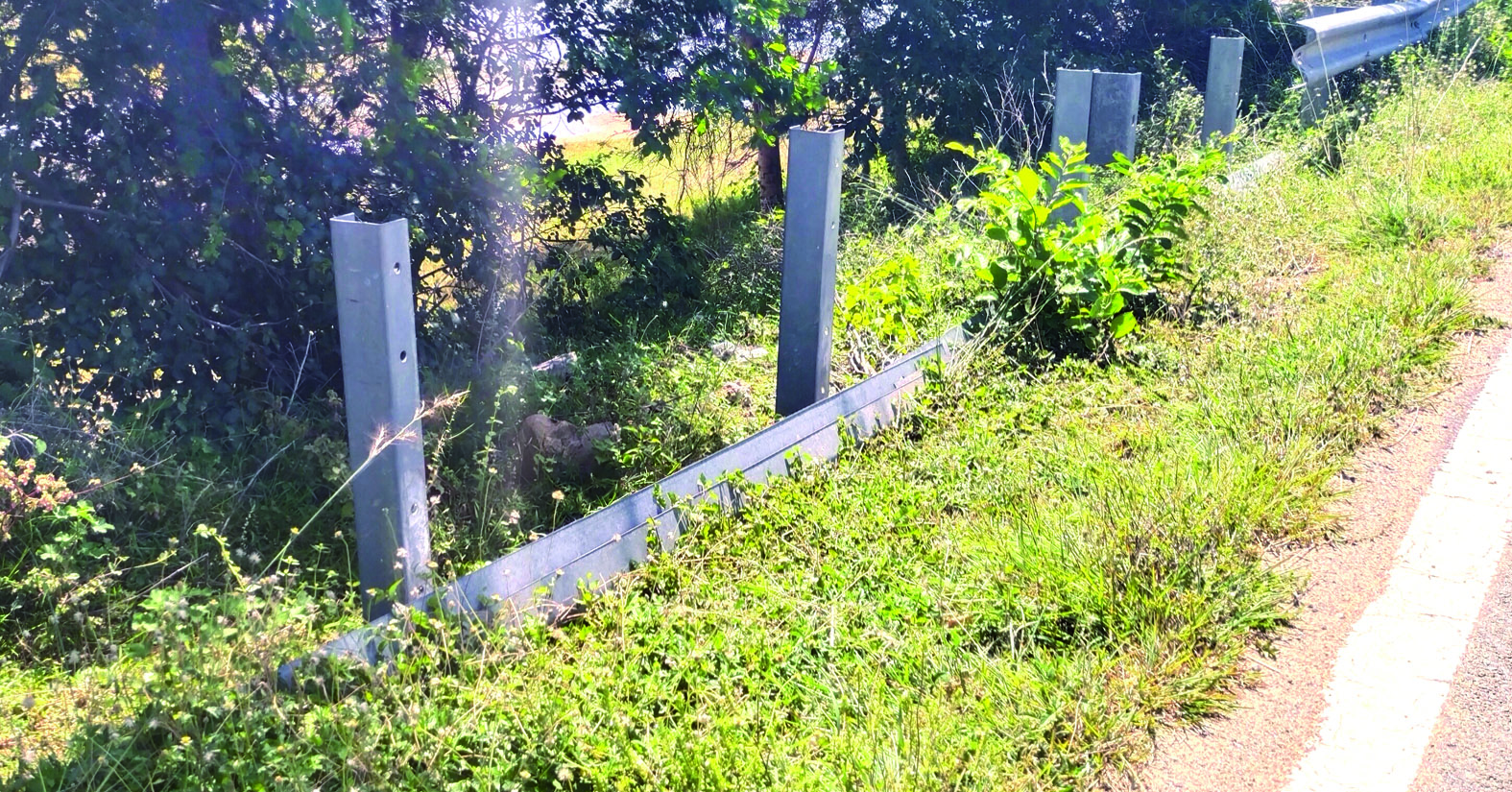 சேதமடைந்த தடுப்பு கம்பிகள்