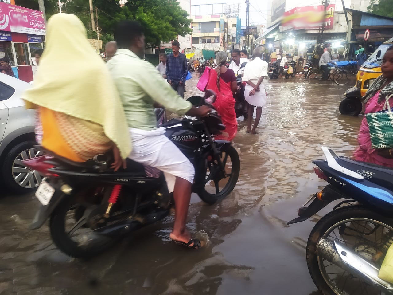 மழைநீர் வடிகால் வேண்டும்