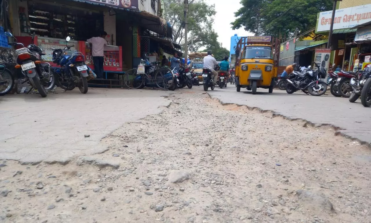 வாகன டயர்களை பதம் பார்க்கும் சாலை