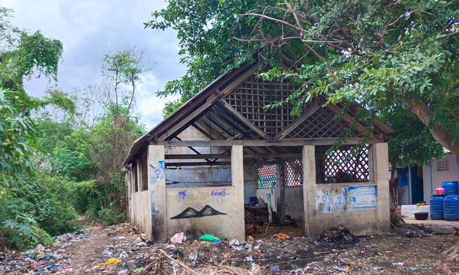 சேதம் அடைந்த சமுதாயக்கூடம்