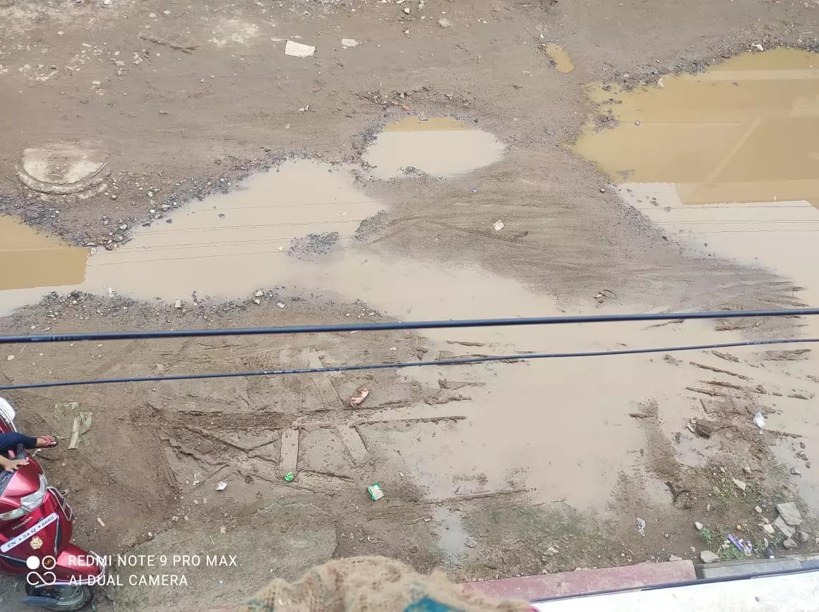 குண்டும் குழியுமான சாலை