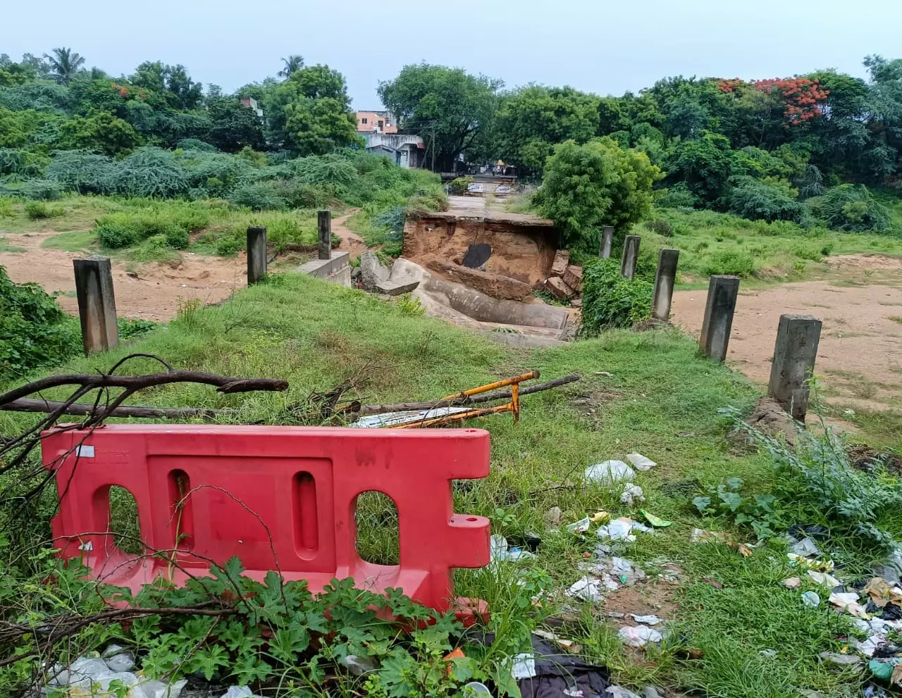 தரைப்பாலம் சீரமைக்கப்படுமா? தரைப்பாலம் சீரமைக்கப்படுமா?