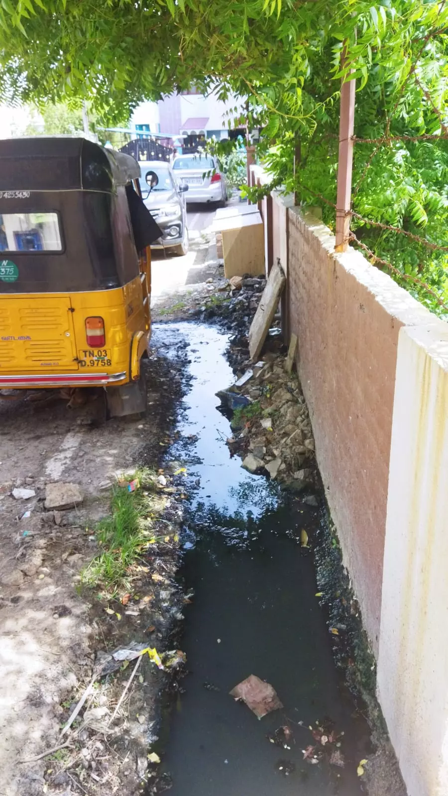 கழிவுநீரால் துர்நாற்றம் கழிவுநீரால் துர்நாற்றம்