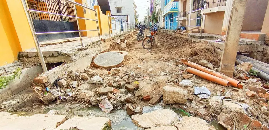 சாலை அமைக்க வேண்டும்