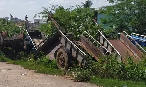 போக்குவரத்துக்கு இடையூறான வண்டிகள்