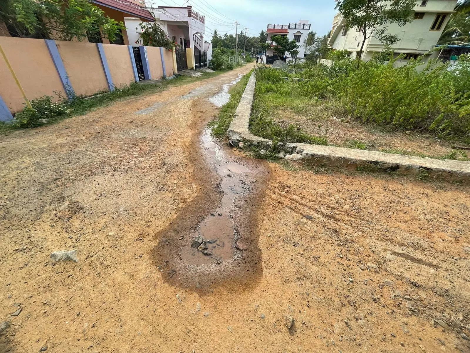 சீரமைக்க வேண்டிய குடிநீர்குழாய் சீரமைக்க வேண்டிய குடிநீர்குழாய்