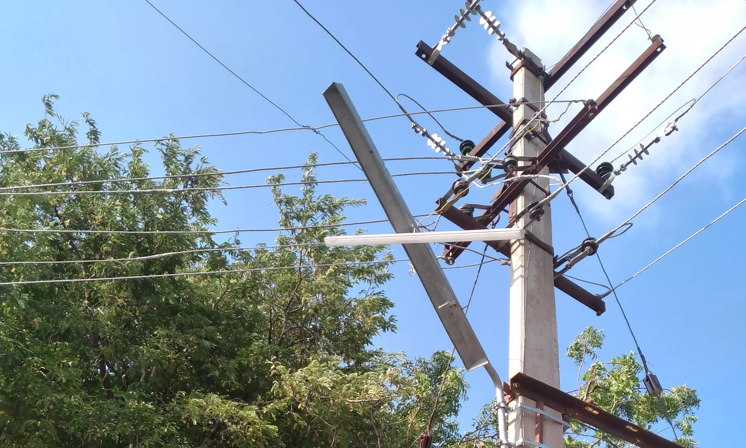 அந்தரத்தில் தொங்கும் டியூப்லைட்