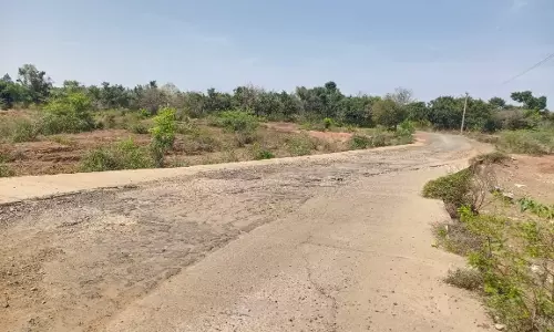 சிதிலமடைந்த சாலையால் வாகன ஓட்டிகள் அவதி