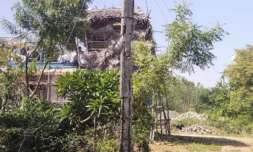 ஆபத்தான மின்கம்பம்