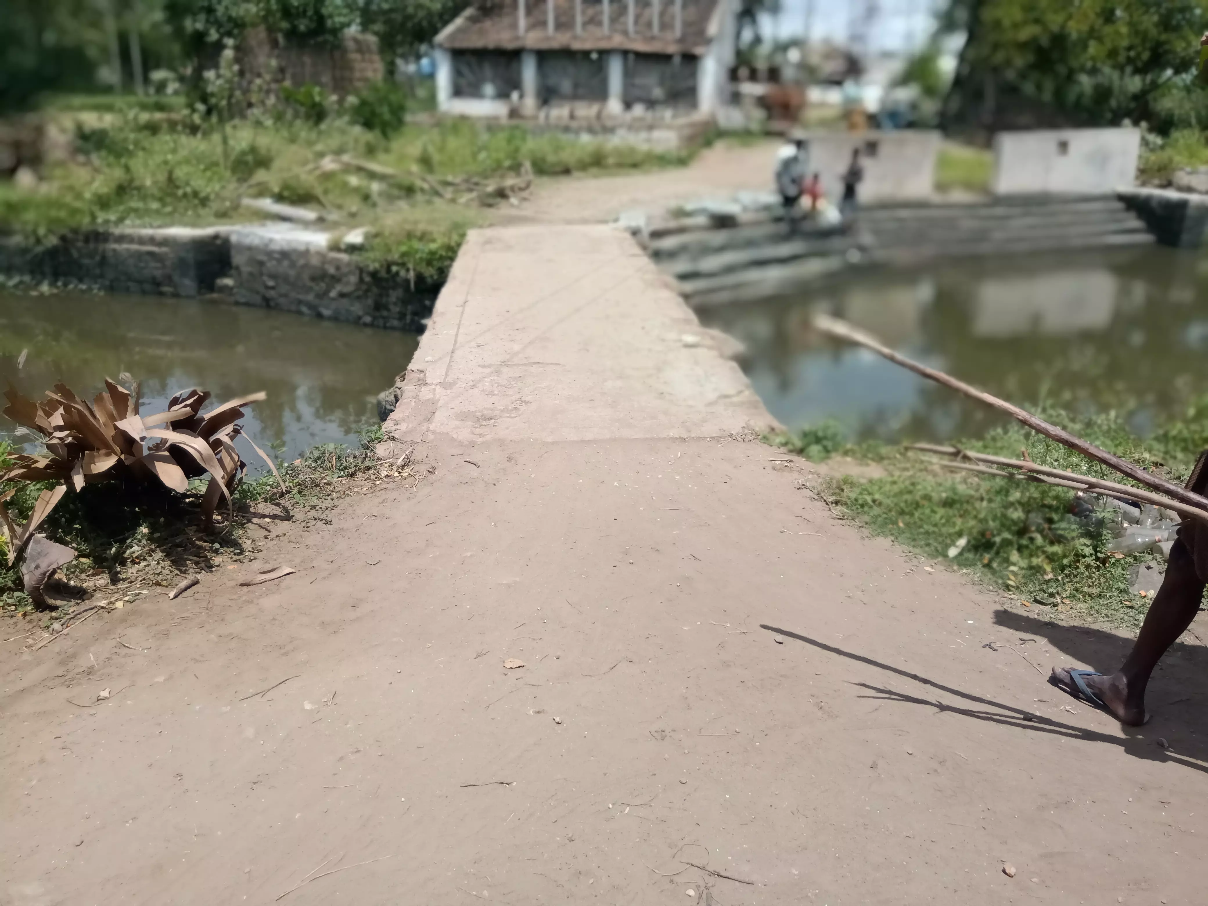 குறுகிய பாலத்தை அகலப்படுத்த வேண்டும்