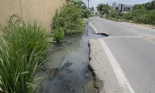 ரோட்டில் கழிவு நீ்ர் ரோட்டில் கழிவு நீ்ர்