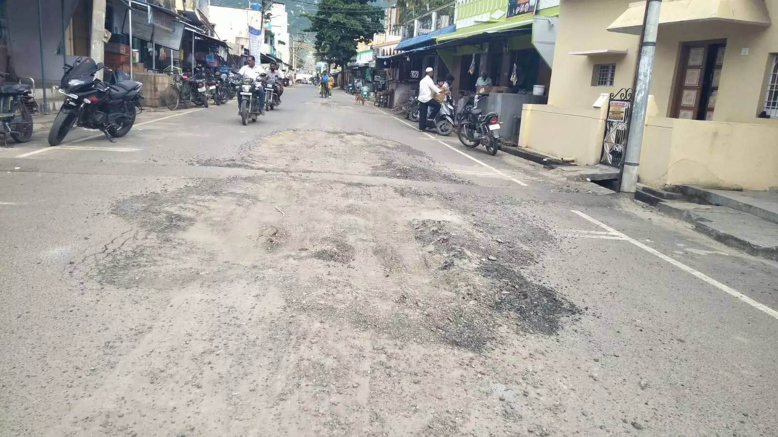 சாைலைய சீா் ெசய்ய ேவண்டும