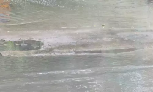 தெருவில் தேங்கும் மழைநீர்