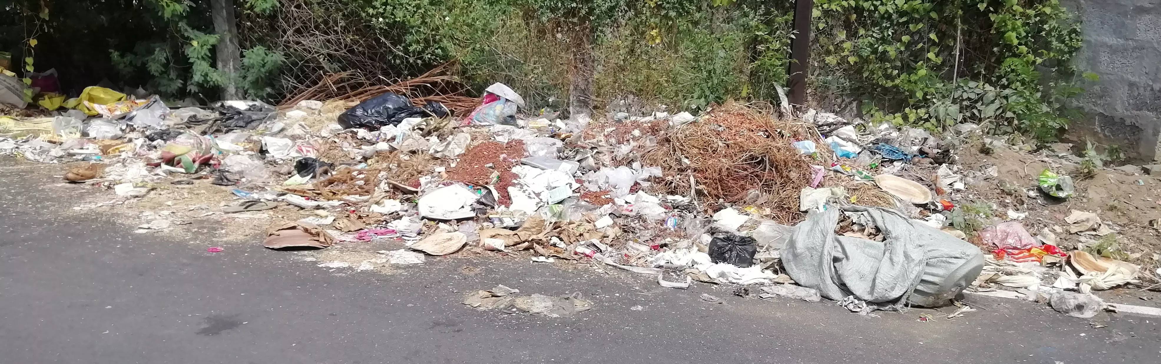 குவிந்து கிடக்கும் குப்பை குவிந்து கிடக்கும் குப்பை