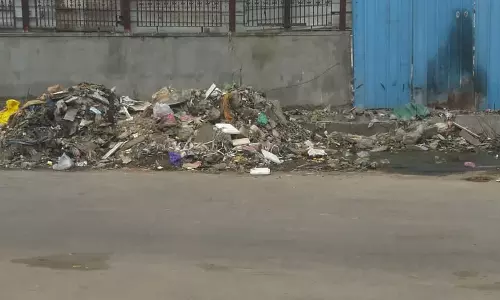 சாலையோரம் சாக்கடை கழிவு குவியல்