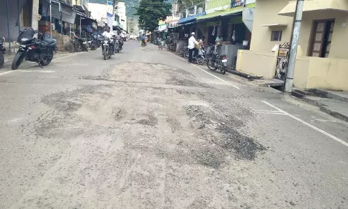 சாைலைய சீா் ெசய்ய ேவண்டும்