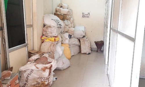 குப்பைகள் நிறைந்த கழிவறை குப்பைகள் நிறைந்த கழிவறை