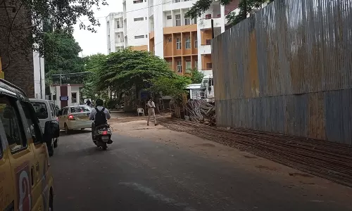 சாலை வளைவில் கிடக்கும் மணலால் விபத்து அபாயம்