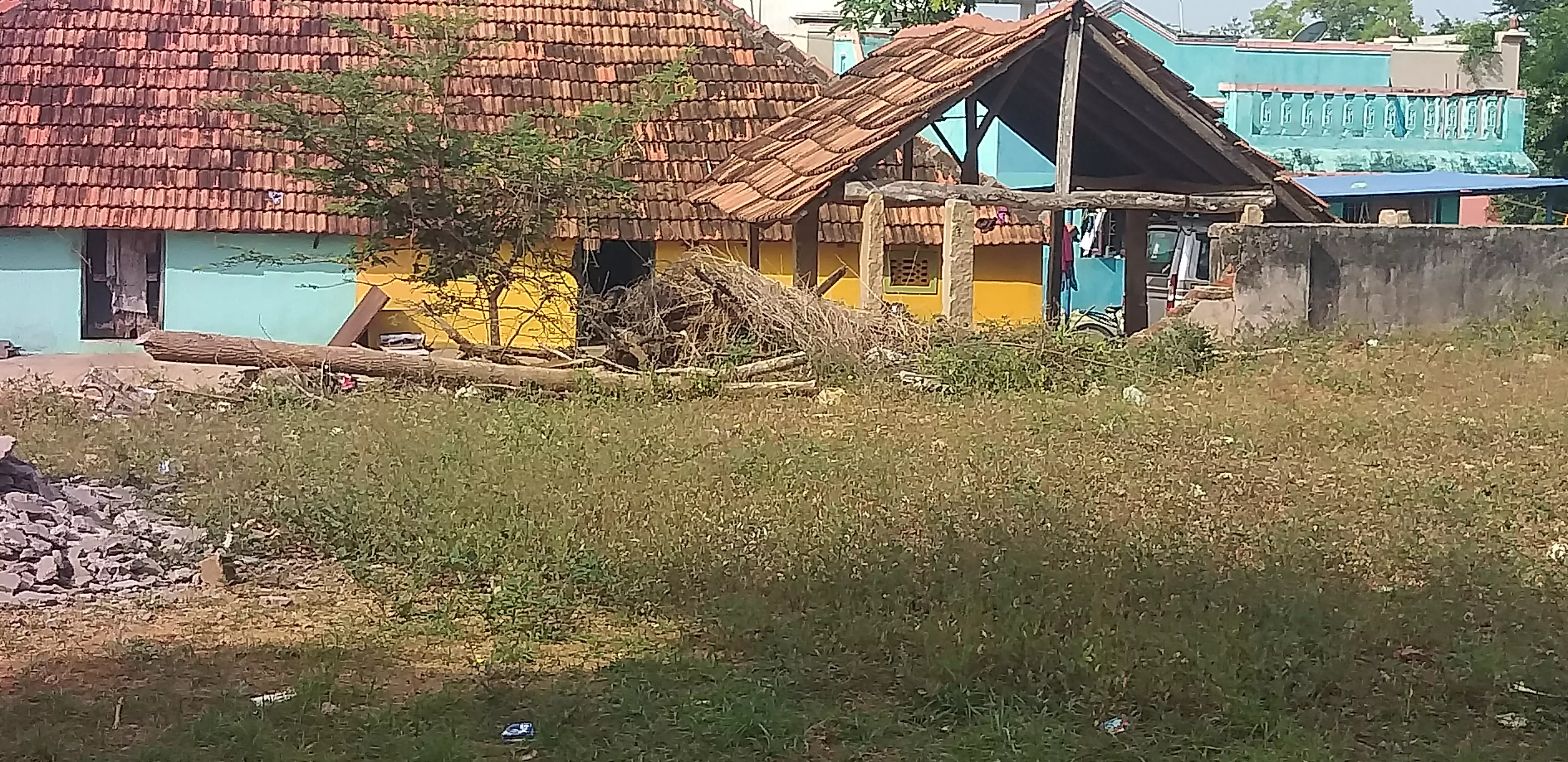 இடிந்து விழுந்த பள்ளி சுற்றுச்சுவர்