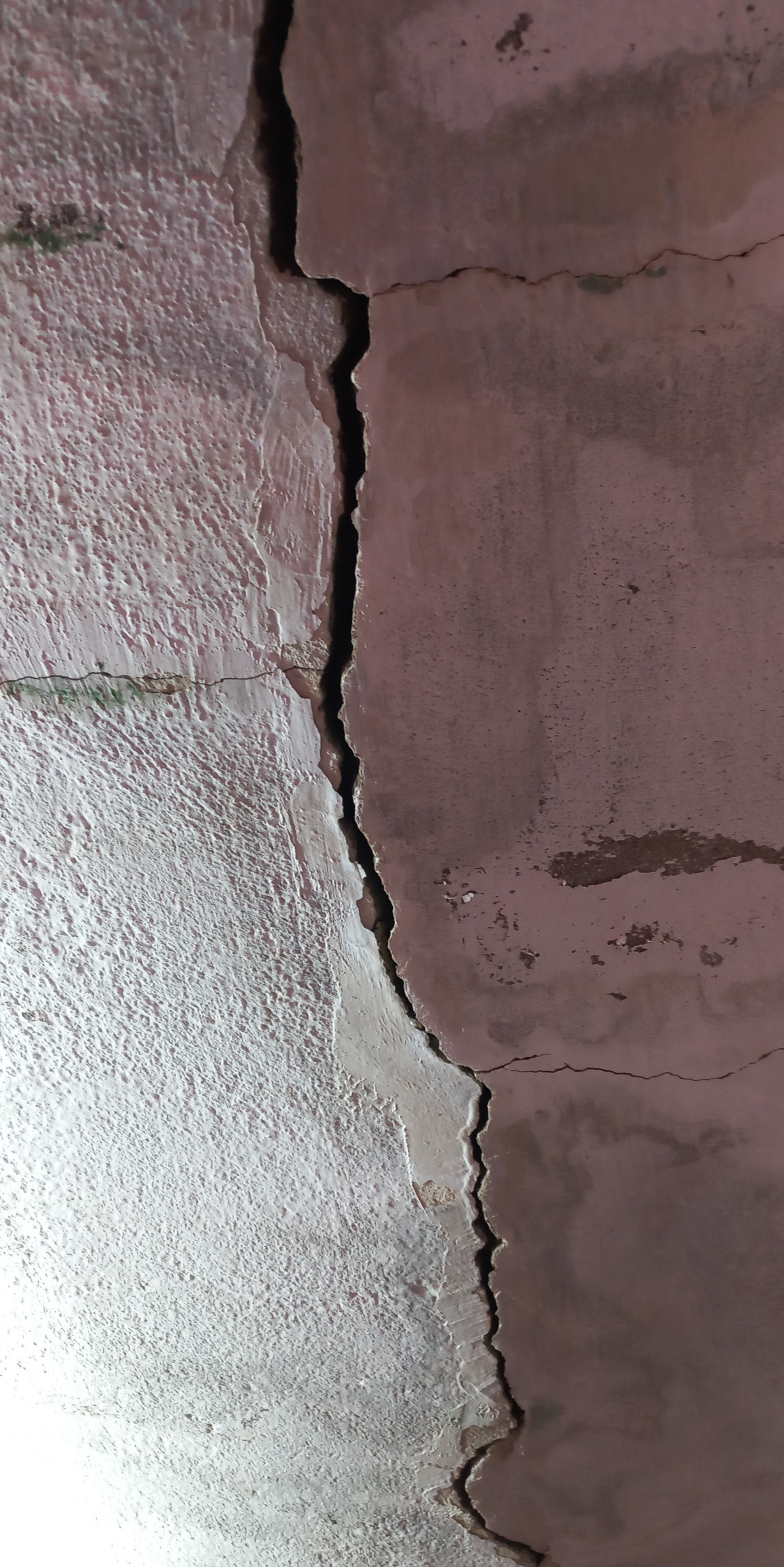 இடிந்து விழும் நிலையில் உள்ள கட்டண கழிப்பிடம் இடிந்து விழும் நிலையில் உள்ள கட்டண கழிப்பிடம்