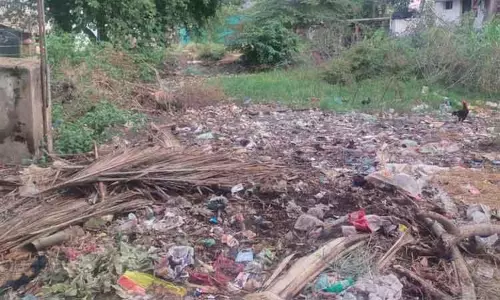 சாக்கடை கால்வாயை தூர்வார வேண்டும் சாக்கடை கால்வாயை தூர்வார வேண்டும்