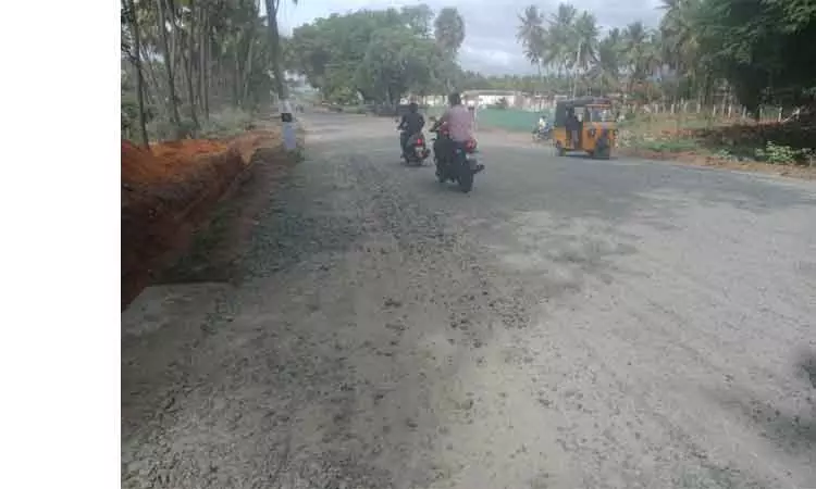 மண்பாதையாக மாறும் சாலை மண்பாதையாக மாறும் சாலை