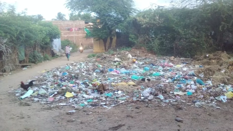 குவிந்து கிடக்கும் குப்பைகள்